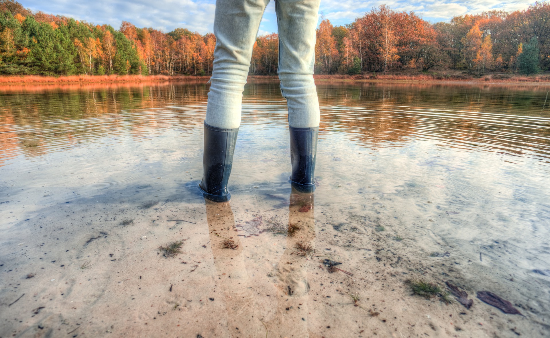 Стоячая вода в реке. Резиновые сапоги в воде. Полные сапоги воды. Девушки в сапогах в воде. По воде в резиновых сапогах.